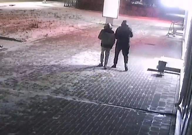 СРОЧНО! В Куйбышеве расстреляли сити-формат у ТЦ "Галерея" &ndash; розыск очевидцев!